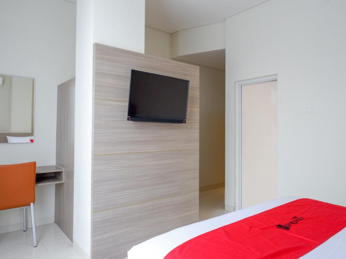 RedDoorz near Exit Tol Banyumanik 2 Hotel Srondolwetan Kültér fotó