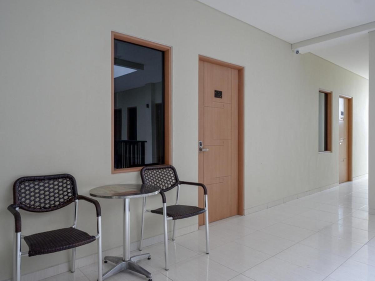 RedDoorz near Exit Tol Banyumanik 2 Hotel Srondolwetan Kültér fotó