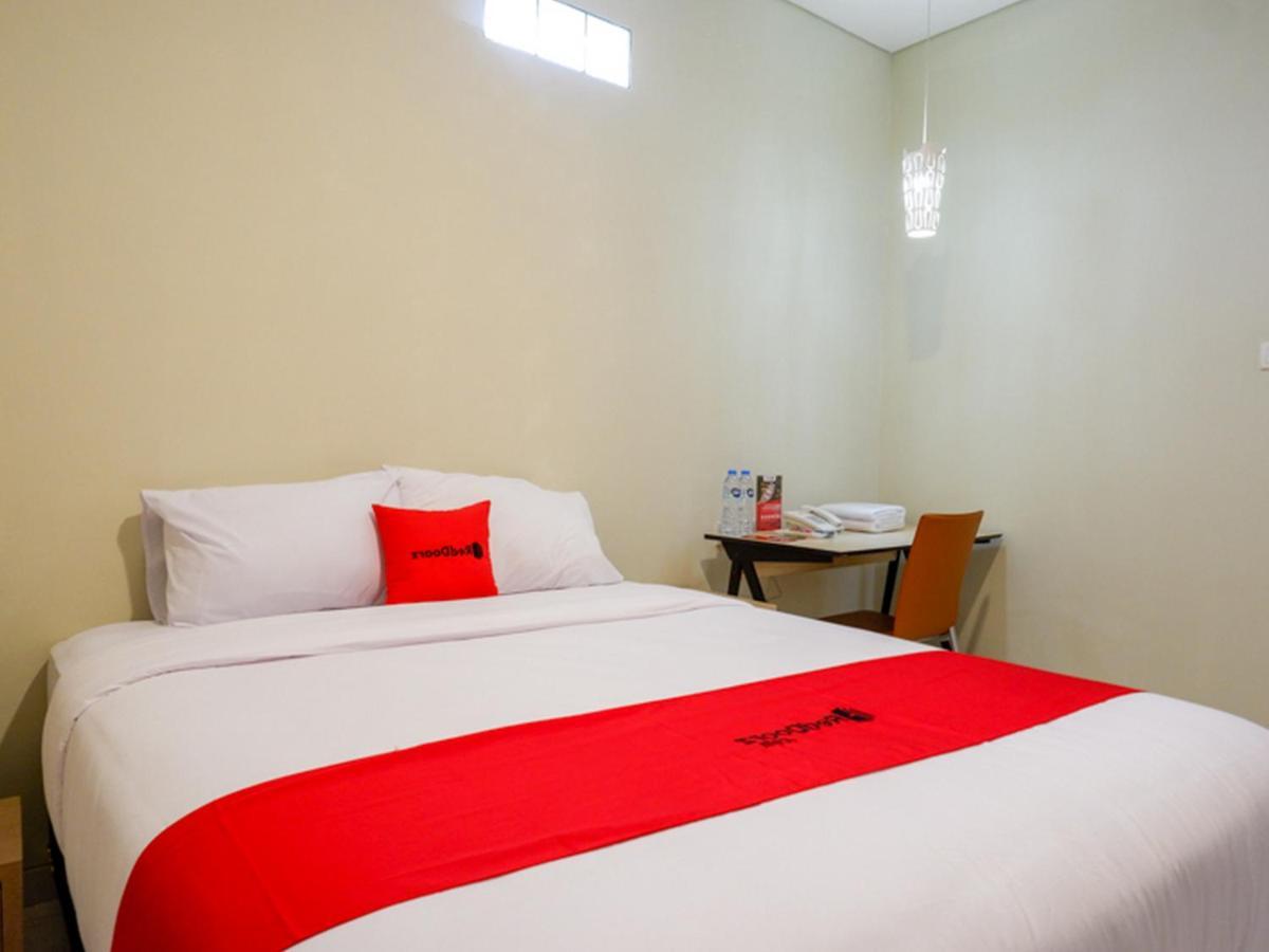 RedDoorz near Exit Tol Banyumanik 2 Hotel Srondolwetan Kültér fotó