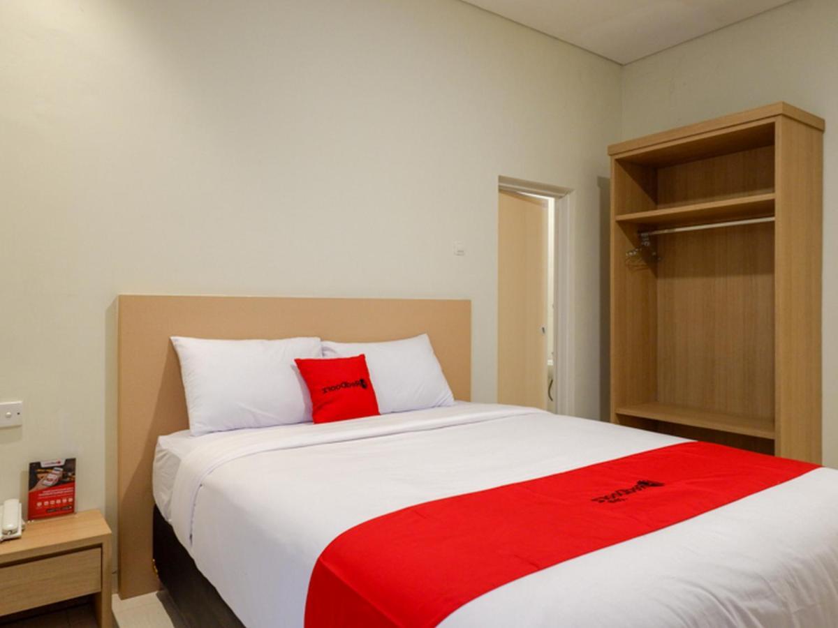 RedDoorz near Exit Tol Banyumanik 2 Hotel Srondolwetan Kültér fotó