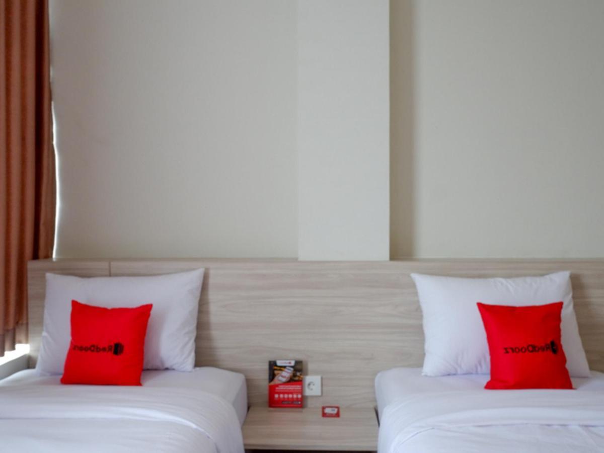 RedDoorz near Exit Tol Banyumanik 2 Hotel Srondolwetan Kültér fotó