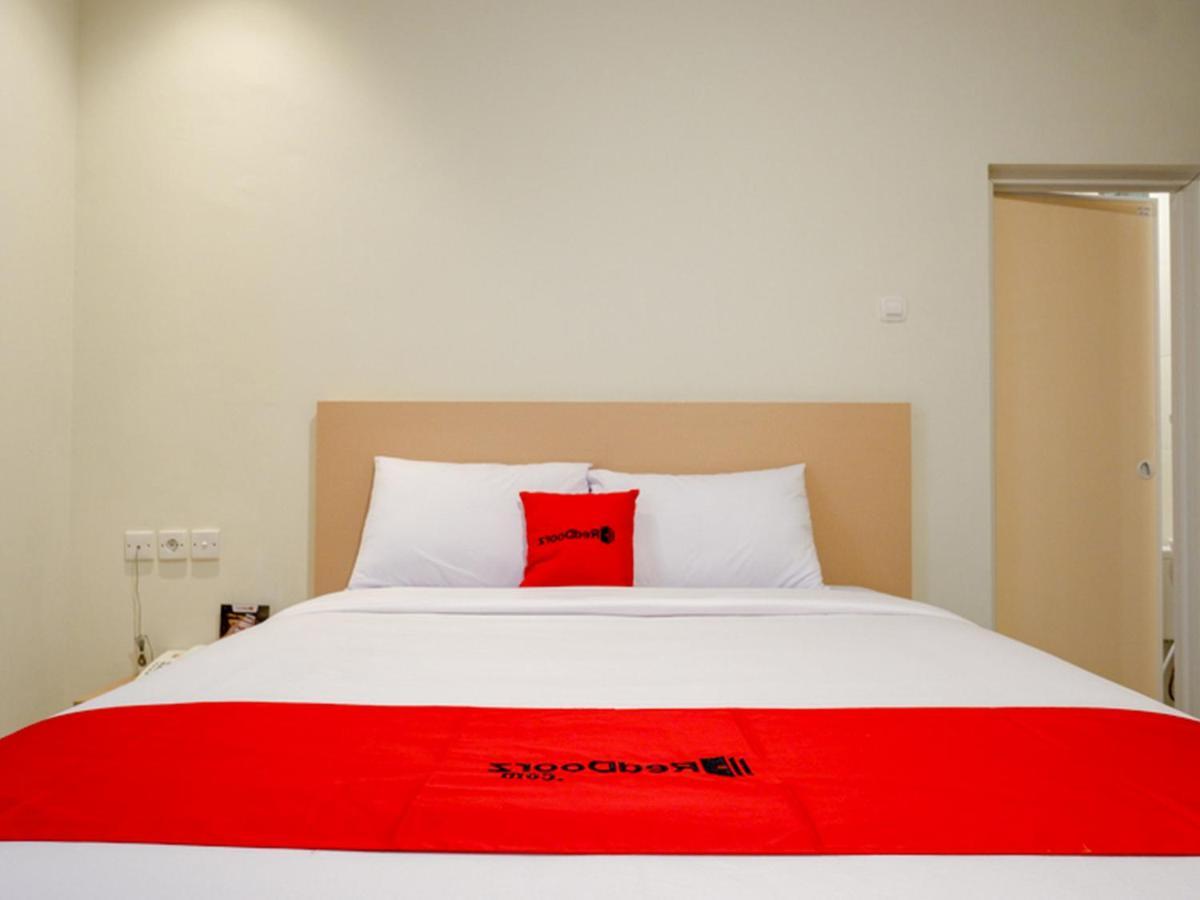 RedDoorz near Exit Tol Banyumanik 2 Hotel Srondolwetan Kültér fotó