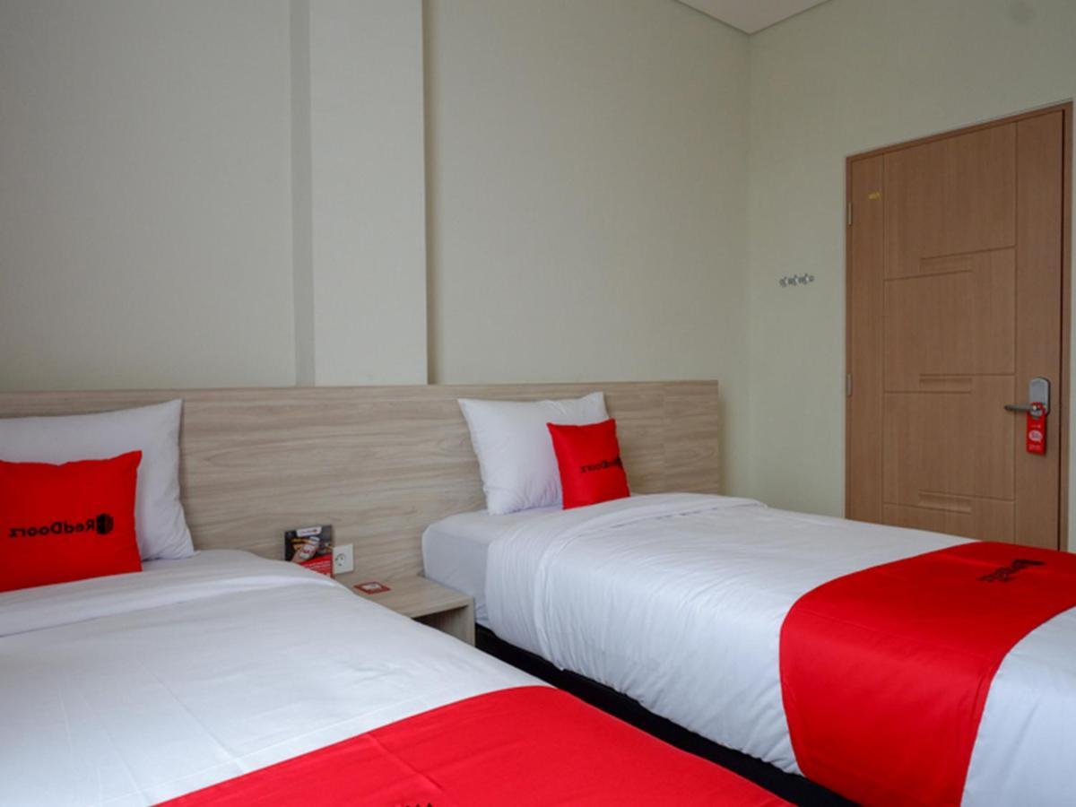 RedDoorz near Exit Tol Banyumanik 2 Hotel Srondolwetan Kültér fotó