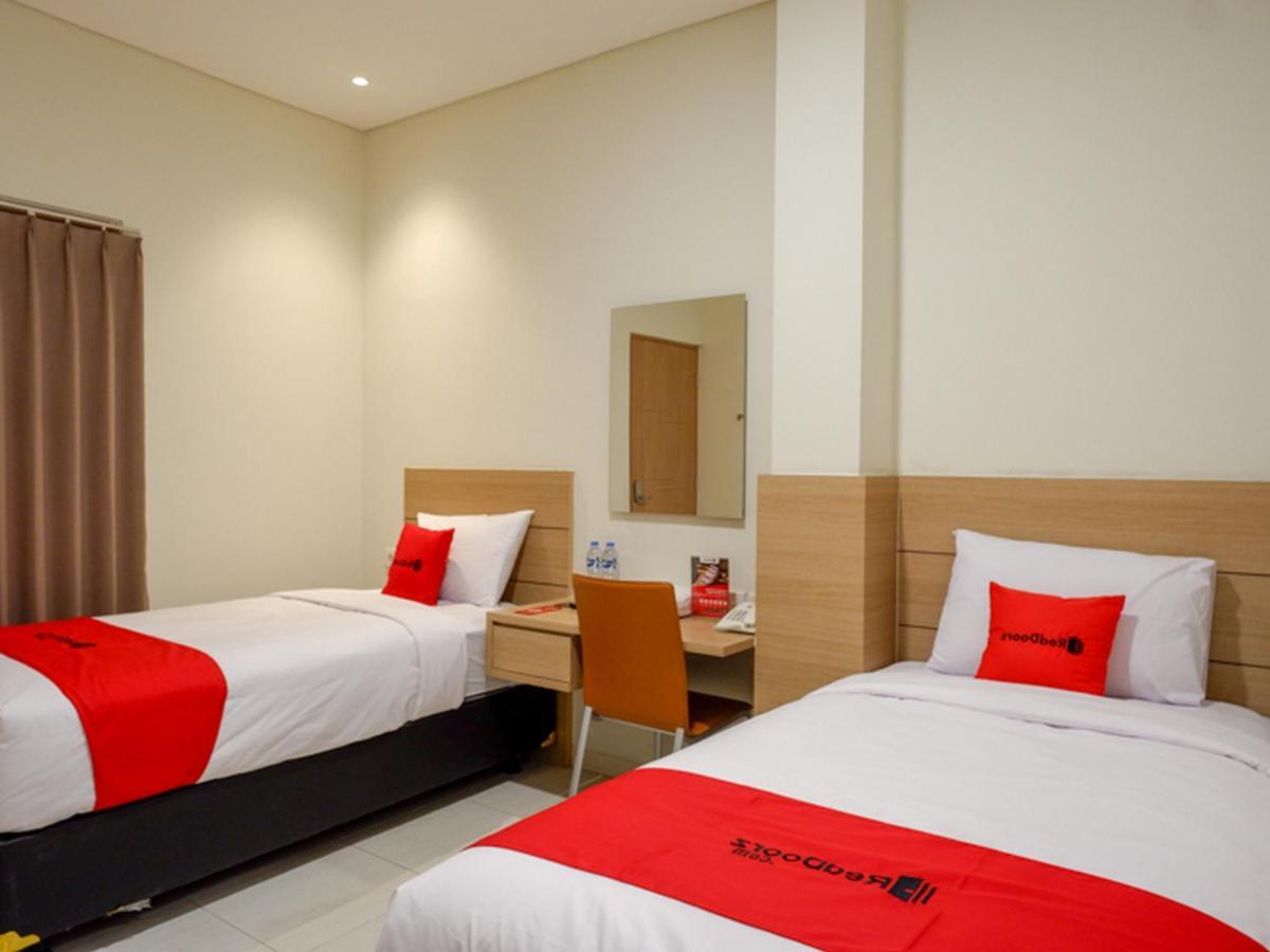 RedDoorz near Exit Tol Banyumanik 2 Hotel Srondolwetan Kültér fotó